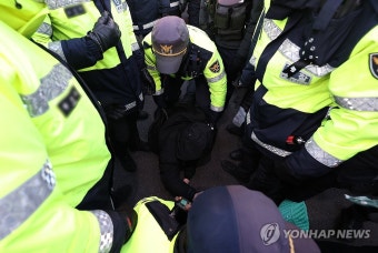 윤석열 대통령 지지 집회 해산 시도 시작한 경찰