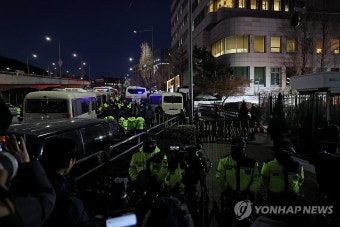 경계 강화되는 대통령 관저 앞