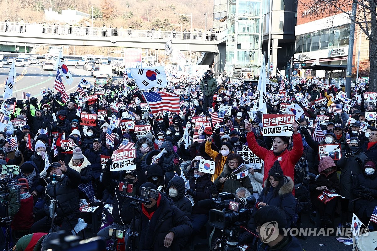 윤 대통령, 52일 만에 한남동 관저 복귀…지지자들과 악수하는 모습 담아