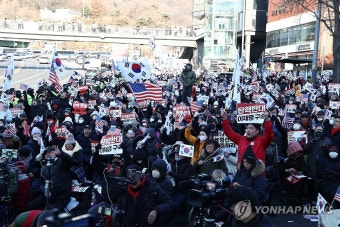 윤 대통령, 52일 만에 한남동 관저 복귀…지지자들과 악수하는 모습 담아