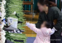 국가 애도 기간 마지막 날, 헌화하는 어린이