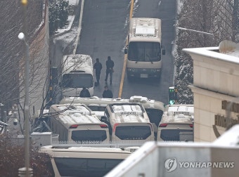 버스로 막힌 대통령 관저 입구