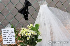 사고 현장에 놓인 나비넥타이와 면사포