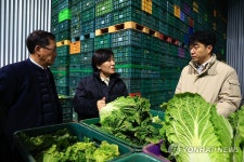 배추 출하 상황을 살펴보는 송미령 장관