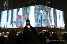 신세계백화점, 신세계스퀘어에서 보이넥스트도어 신곡 뮤직비디오 선보여