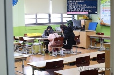 예비소집 안내받는 학생과 학부모