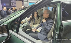 삼성전자 전시관서 자동차 탑승한 김영섭 KT 대표