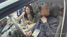 삼성전자 전시관서 자동차 탑승한 김영섭 KT 대표