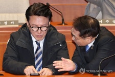 대화하는 김민석·박선원 의원