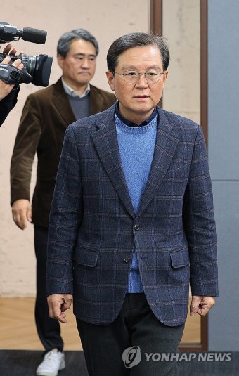 기자간담회 참석하는 윤갑근 변호사