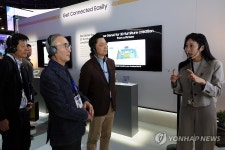 삼성전자 전시관 찾은 김영섭 KT 대표