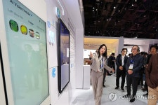 삼성전자 전시관 찾은 김영섭 KT 대표