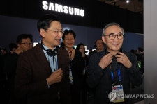 삼성전자 전시관 찾은 김영섭 KT 대표