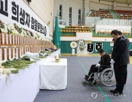 유철환 권익위원장, 무안 합동분향소 조문