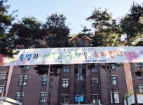 다시 올 수 없지만… 신도시 첫 폐교 청솔중 눈물의 졸업식