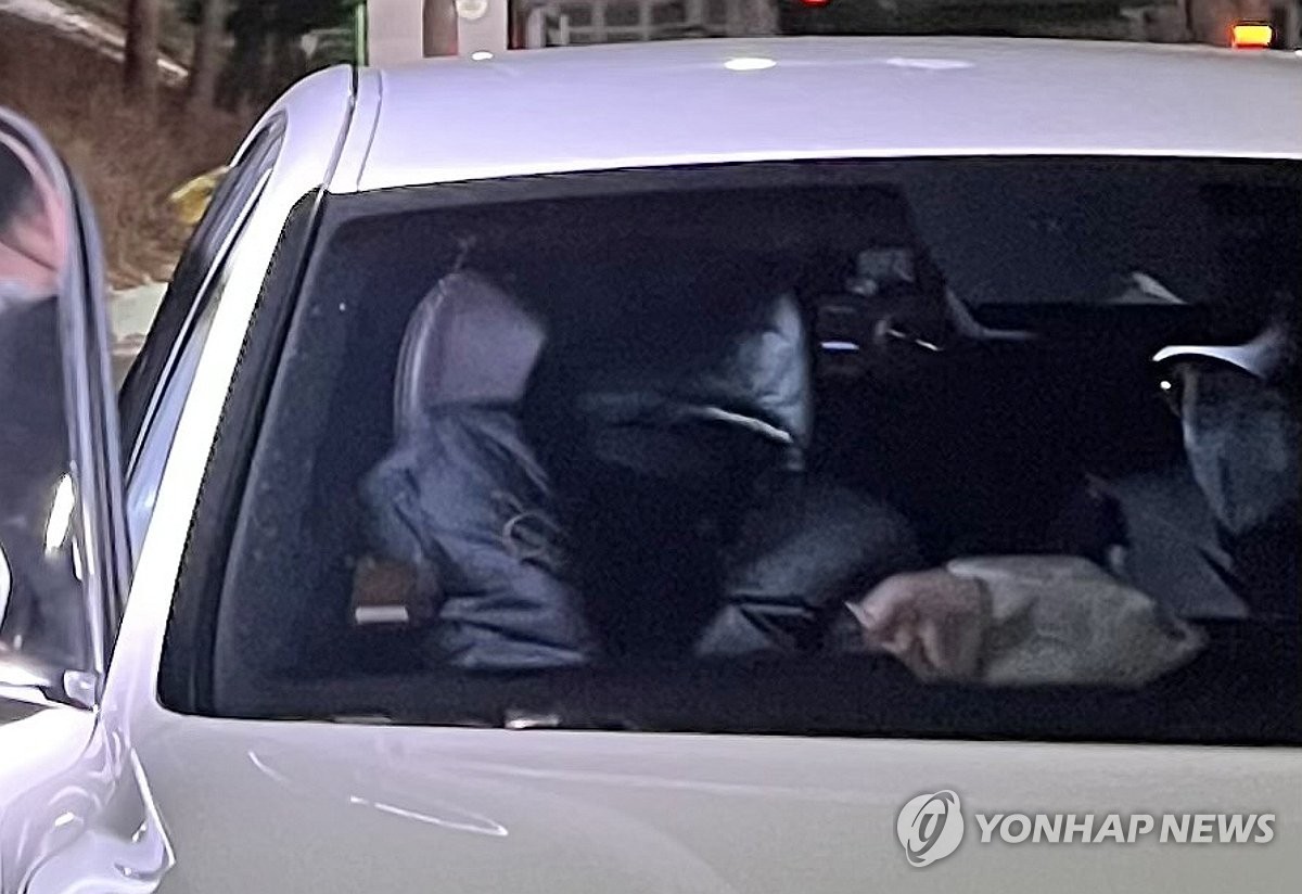 한국 최초 건진법사 전성배, 구속영장 심사 포기하고 구속 수락