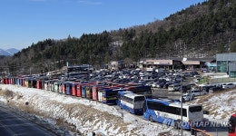 등산객 차들로 가득한 대관령휴게소