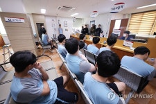 병역판정검사 순서 기다리는 검사 대상자들