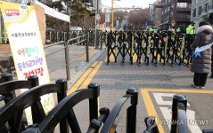 탄핵 찬반집회에 한남동 몸살