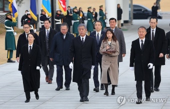현충원 참배하는 이와야 다케시 일본 외무상