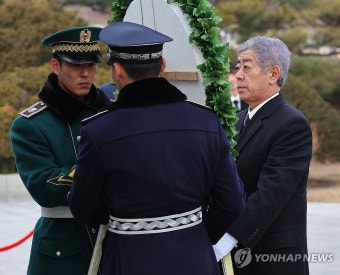 이와야 다케시 외무상, 국립서울현충원 참배로 한일 외교 협의 노력 재확인