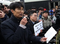 질문지 읽는 차성안 교수