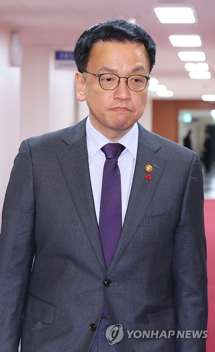 대행 시점에서의 이주호 대통령 권한대행, 신중한 국정 운영 다짐과 안보 강조, 국무회의 주재 협력 강조하여 정치중립 지키기 - 뉴스 기사 제목