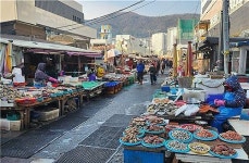 설 명절 앞두고 한산한 부산 자갈치시장