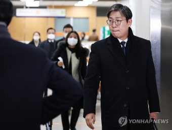 법정 향하는 김용현 전 장관 변호인단