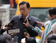 취재진 질문 답하는 윤석열 대통령 측 변호인