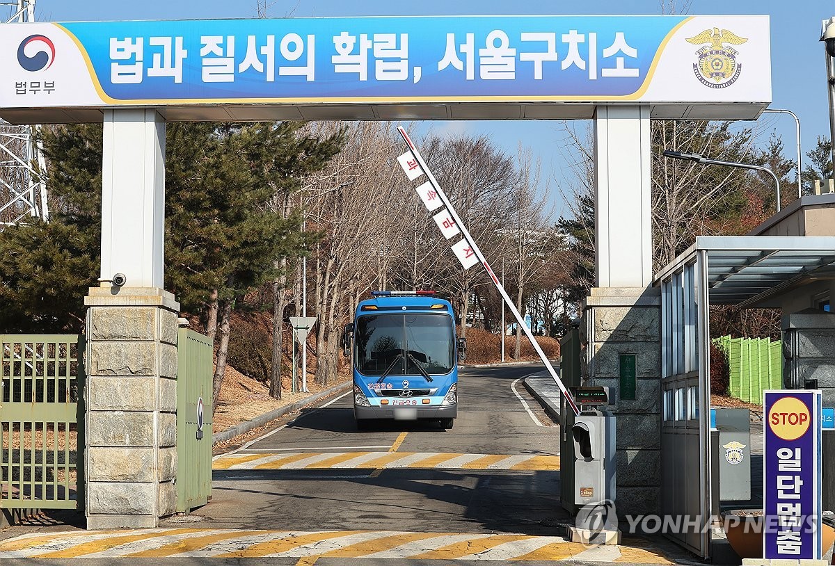 윤석열 전 대통령, 내란·외환 사건 조사에 대해 거부
법무부 호송차량 통해 2차 강제 구인 시도
특검팀, 출석 거부 시 엄중 책임 경고
지지자들, 서울 구치소 앞에서 격앙
조은석 특별검사팀, 윤 전 대통령의 대책 마련
법무부 호송차량, 윤 전 대통령 강제 소환 준비
특검, 2차 소환에 불응 시 엄중 책임 압박
법무부 호송차량, 서울 구치소로 향함