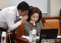 관계자 이야기 듣는 김민전 의원