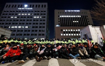 서부지법 앞에 자리한 윤석열 대통령 지지자들