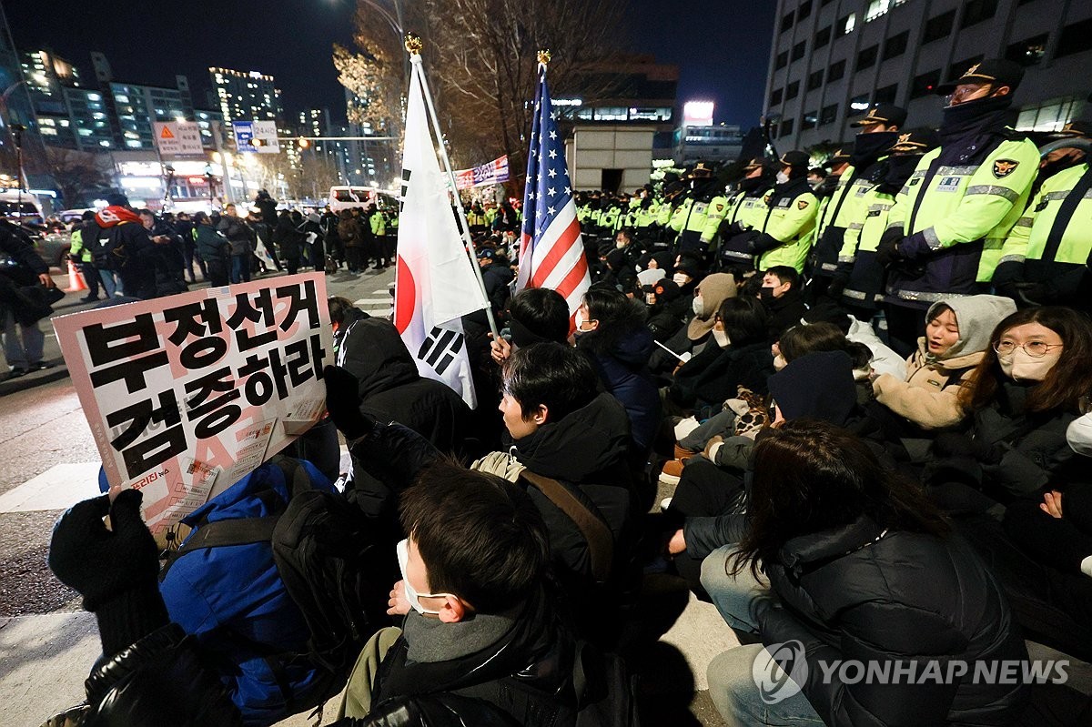 윤석열 지지자들과 경찰 간 강제 해산의 갈등, 서부지법 혼돈 상황