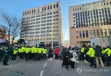 경찰, 서부지법 앞 점거농성 시위대 강제해산 시작
