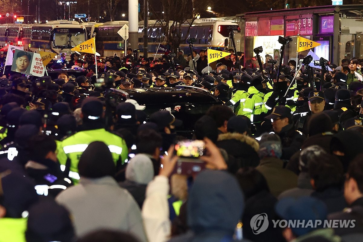 윤석열 대통령 지지자들, 고위공직자범죄수사처 공수처 차량 공격… 30여명 체포
