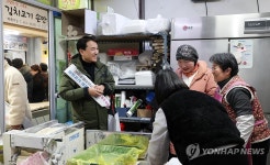 김진태 지사, 화천시장에서 설 명절 장보기