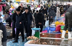 싱싱한 해산물 가득…주문진 수산물좌판풍물시장