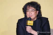 질문에 답하는 봉준호 감독