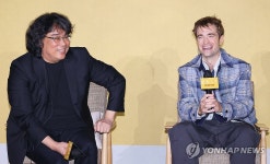 미키 17 촬영 현장 얘기하는 로버트 패틴슨과 봉준호