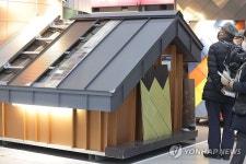 건축자재 둘러보는 참관객