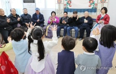 어르신들께 설 노래 들려주는 어린이들