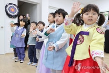 어르신들께 설 노래 들려주는 어린이들