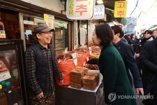 오영주 장관, 연서시장 방문