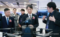 혁신상 수상기업 쇼케이스관 참관하는 안덕근 장관