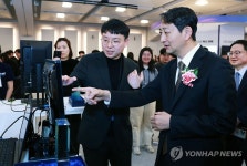 혁신상 수상기업 쇼케이스관 참관하는 안덕근 장관