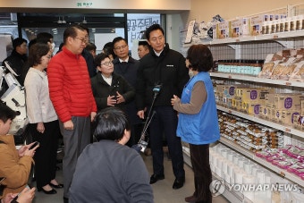 서울역쪽방촌 온기창고 방문한 권영세-오세훈