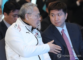 대화 나누는 유인촌 장관과 유승민 당선인