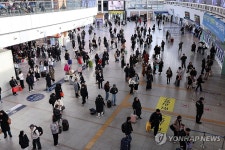 설 연휴 서울역 대합실