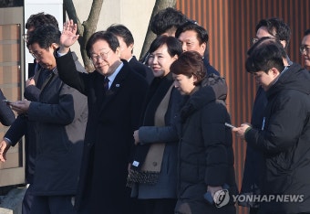 더불어민주당 이재명 대표 '손 인사'